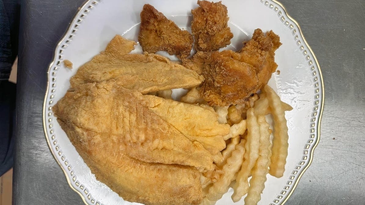 6 Pc Boneless Wings + 2pc Fish.